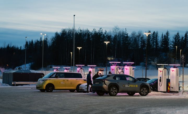 Trafikkforsikringsavgift sammen med vektavgift og økte bompenger er nok et tegn på en snuoperasjon i elbilpolitikken, bort fra gulrot og over til pisk. (Foto: NAF)