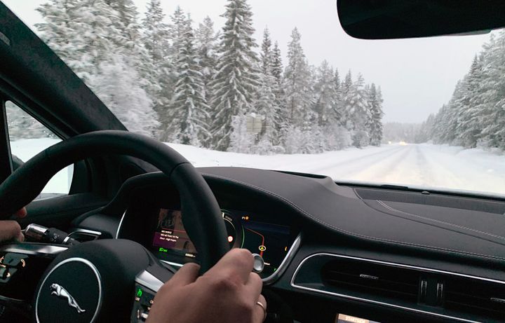 Hold begge hendene på rattet og avpass farten, råder NAF. Vanskelige kjøreforhold kan prege utfarten før vinterferien