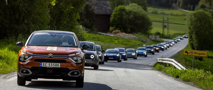 En lang rekke med nye elbiler