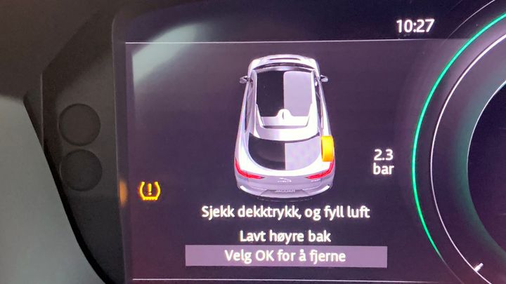 Mange opplever å få varsel om punktering i disse dager. - Systemene er følsomme og lagring av vinterhjul gjennom sommeren kan føre til at dekktrykket reduseres tilstekkelig til at bilen varsler om punktering, sier rådgiver i NAF, Jan Harry Svendsen.