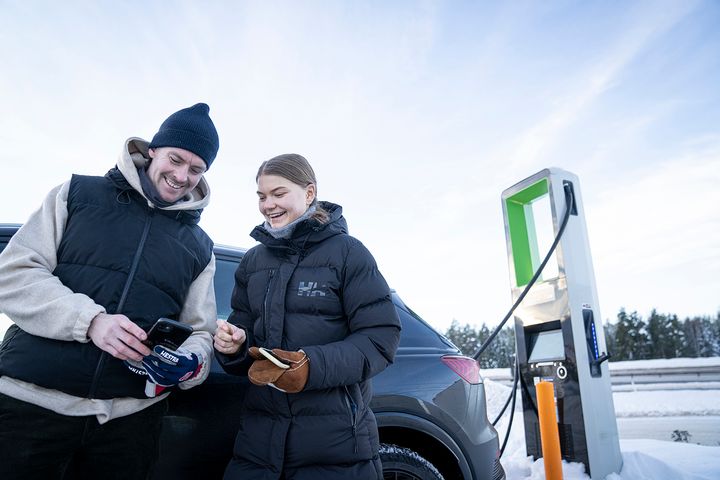 Generelt i desember er det mest økning i ladetrafikken midt på dagen, helt spesifikt mellom klokken 12 og 16. Derfor er det lurt å legge kjøringen og ladingen til tidlig på morgenen eller om kvelden.