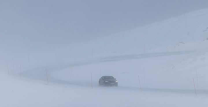 Bilister er ofte godt forberedt hvis de skal opp på fjellet. Kledd i godt skotøy, en ullgenser og tjukk jakke, og ofte er kjettingene med sånn i tilfelle. Men for kjøreturene i lavlandet har du sjelden pakket overlevelsespakken.