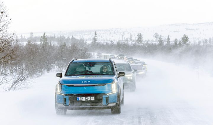 I vanlige vintertemperaturer mellom null og minus ti grader viser testene våre at du kan regne med å komme 20 til 30 prosent kortere med elbilen enn det du gjør i sommervarmen. Når gradestokken kryper ned til 20 minus og mer, vil rekkeviddetapet bli enda større.