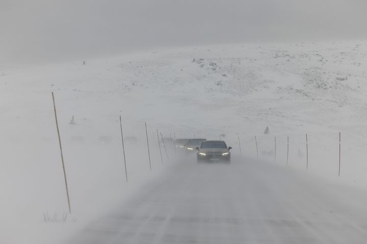 Utfra det NAF og Motor har funnet i våre store elbiltester, er rådet at du må regne med at du kommer 20 til 30 prosent kortere med elbilen i normale vintertemperaturer enn du gjør i sommervarmen.  I vintertestene regnes 20 prosent eller mindre tap av rekkevidde som et godt resultat.