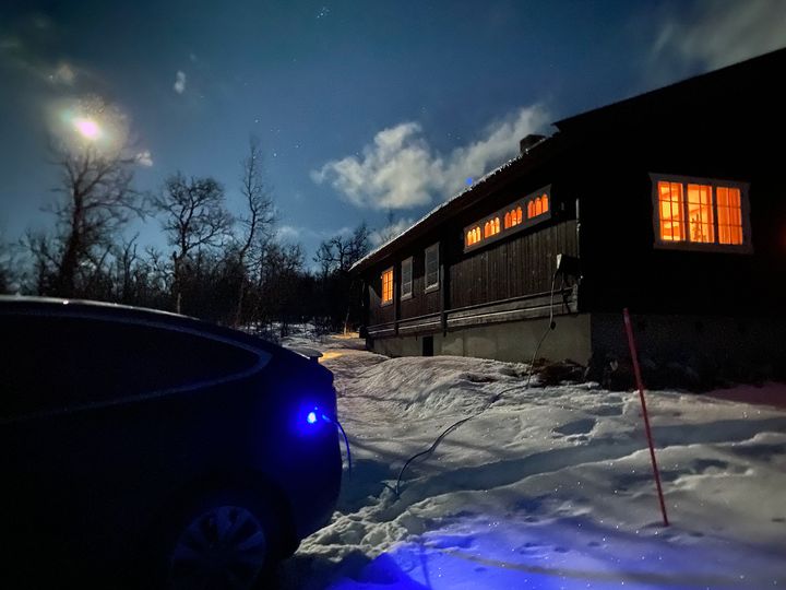 Skal du til et sted med lademulighet i vinterferien? La gjerne bilen stå til lading hele tiden når den ikke er i bruk. Da kan du reise hjem igjen med en forvarmet bil og full tank