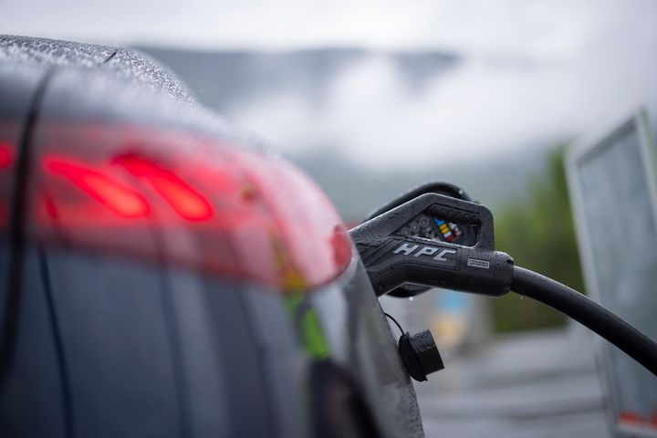 Det er noen forutsetninger som må på plass for å bruke Plug&Charge. I tillegg til at bilen må ha muligheten, må også ladestasjonen støtte teknologien.