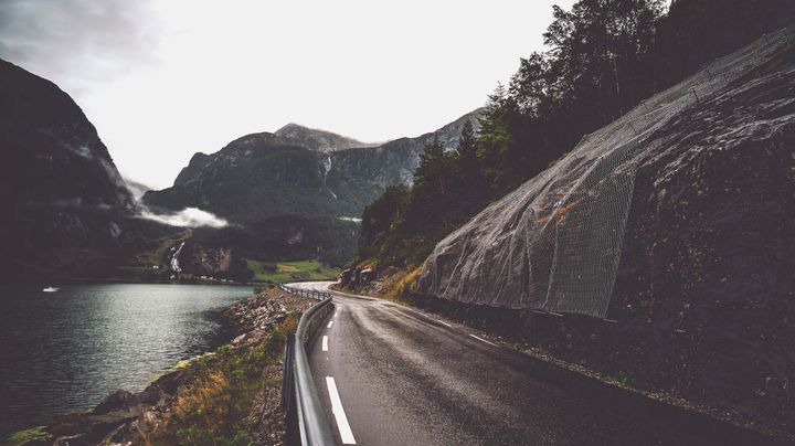 Bilde av smal vei med rassikring langs veien