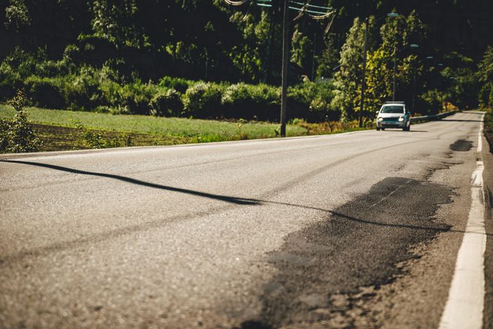 Bilde av slitt og hullete vei