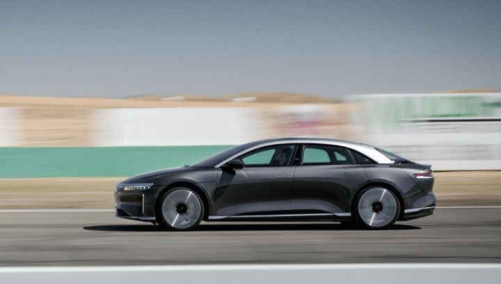 Lucid Air Grand Touring har en oppgitt rekkevidde på 960 kilometer. Blir været under verdens største elbiltest varmt og tørt, kan bilen snuse på 1000 kilometer før batteriet er tomt.