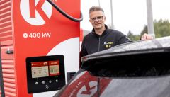 Nils Sødal, senior kommunikasjonsrådgiver i NAF, under ladetesten under El Prix sommeren 2025.
