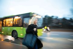 Bilde av kvinne foran buss