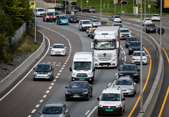 - Den rette måten å kjøre på der det er fletting og tett trafikk, er å kjøre helt frem til enden av feltet før man fletter. Det letter trafikkavviklingen og sørger for mindre kø og forsinkelser, sier rådgiver i NAF, Jan Harry Svendsen.
