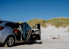 bilde av bil parkert på strand