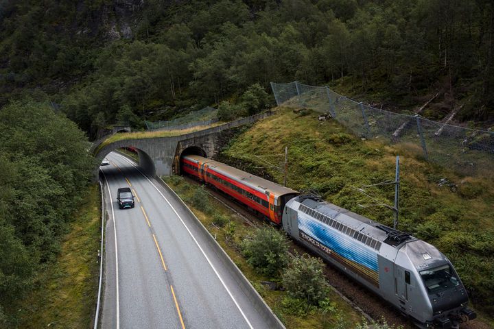 Bilde av vei og toglinje