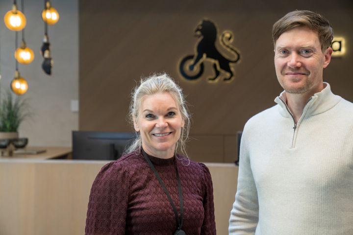 Andreas Haaland-Carlsen og Tina Rødahl, direktør for kommunikasjon og samfunn i NAF.