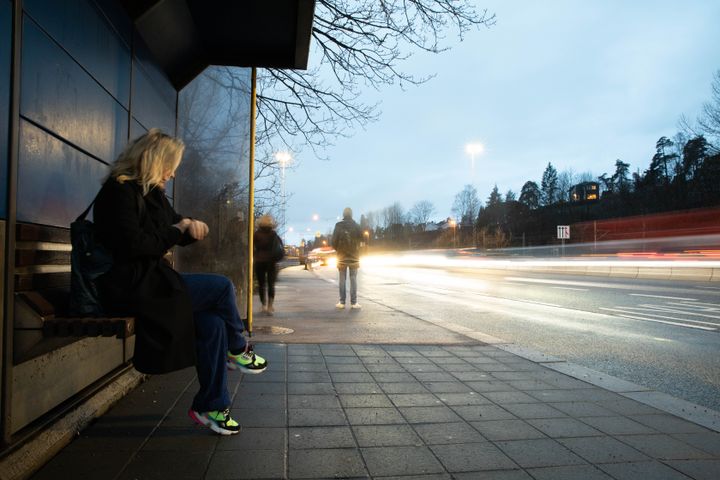 Flere opplever at buss tog og bane er oftere forsinket enn før, viser NAFs Trafikantbarometer 2025