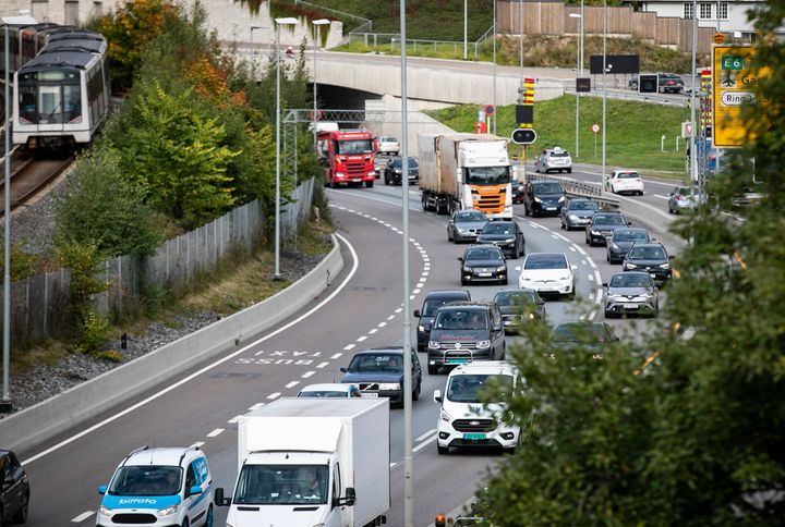Om lag én av to bruker bilen til og fra arbeid, viser NAFs undersøkelser. I de største byene har andelen økt de siste to årene.