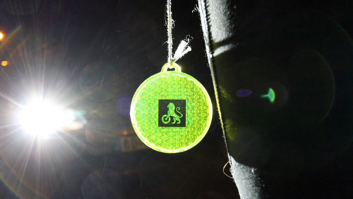 En bilist som kjører med nærlys i 50-sonen, har bare to sekunder på å unngå en ulykke når sjåføren oppdager en fotgjenger uten refleks. Med refleks ville sjåføren oppdaget den gående på 150 meters avstand og hatt 10 sekunder til rådighet.