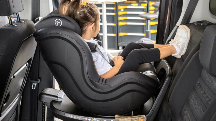 NAF anbefaler at barn sitter bakovervendt til de er minst fire år. Det eneste unntaket er bilstoler som har airbag-teknologi.