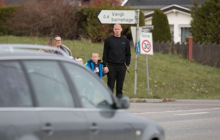 Nye regler for fartsgrenser kan føre til flere 30-soner rundt skoler. NAF støtter forslaget.