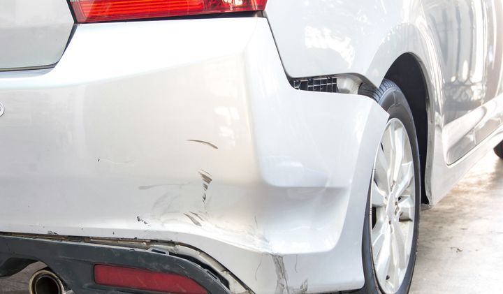 Mange opplever å bulke julen inn. - Bruk litt ekstra tid når du skal parkere og følg med, er rådet fra NAF.