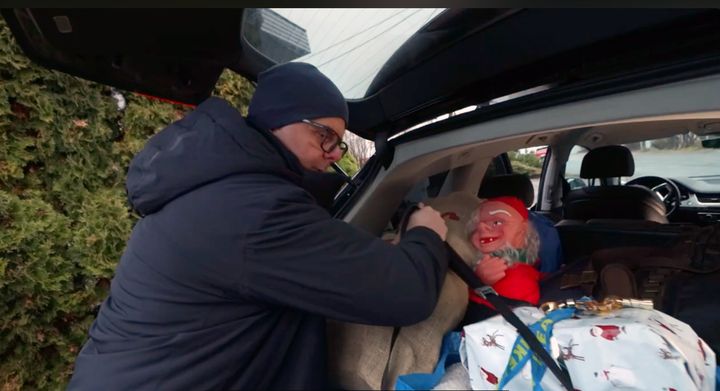 I de aller fleste nyere biler er det festepunkter for stropper i bagasjerommet.   - Bruk disse, og husk å gjøre klar stroppene før du pakker bilen.