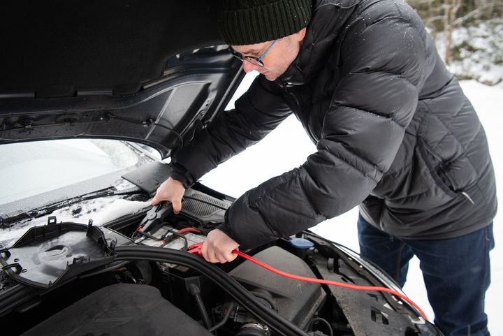 Det er lurt å lade opp startbatteriet jevnlig gjennom vinteren. Da slipper du å bruke startkabler eller ringe etter bilberging når bilen ikke starter.