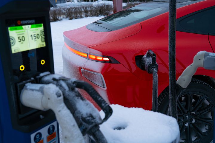 Siden ikke alle biler har batteriforvarmingen som standard, er det noe som bør være på sjekklisten til bilkjøperne. I NAF og Motors store vintertest i fjor var det 14 av 23 biler som kunne forvarme batteriet før hurtiglading.