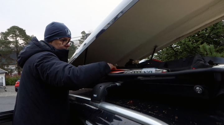 Skiboksen er ikke et ekstra bagasjerom. Den er for ski, staver og lettere bagasje som soveposer. Det er heller ikke ubegrenset hvor tungt du kan pakke i skiboksen.