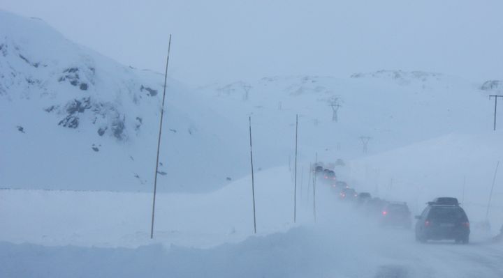 Det kan bli mye trafikk og vekslende føreforhold i vinterferien. NAF ber bilistene om å holde seg oppdatert på trafikk og vær.