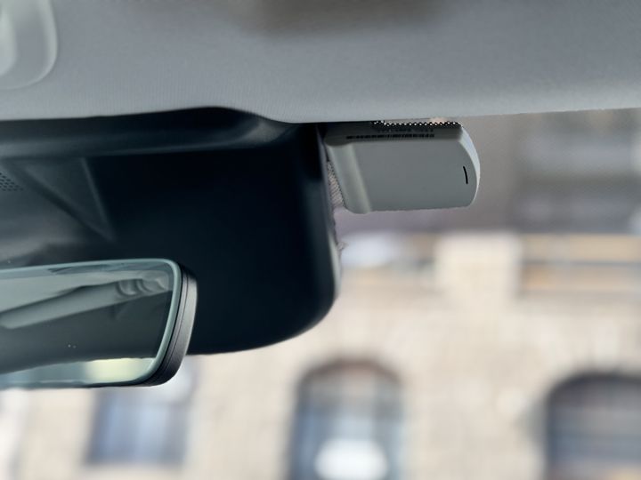 Bilde av bombrikke i frontrute på bil