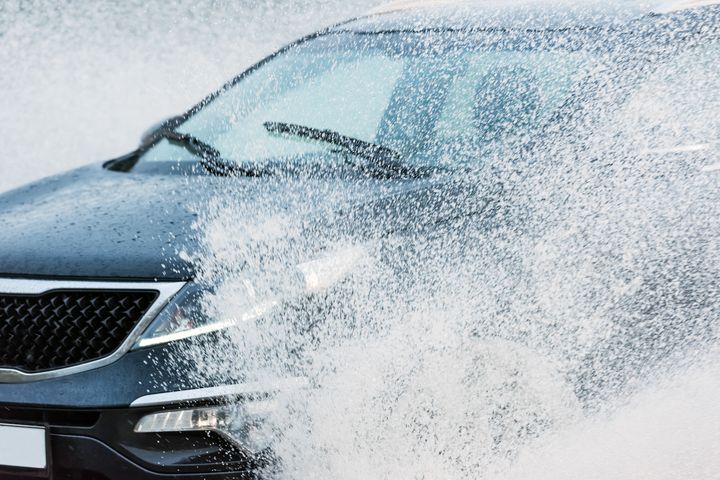 Du vet ikke hvor dyp vanndammen er, og om farten er for høy kan du få vannplaning på bilen. Styring og kontroll forsvinner når bilens dekk ikke får kontakt med asfalten og surfer på vannet.