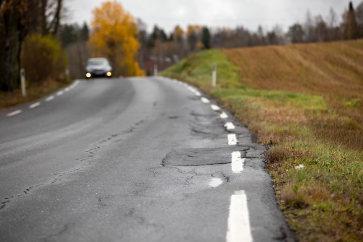 NAF mener det må brukes mer penger på vedlikehold av fylkesveiene. I Innlandet fylke vil veiforfallet koste 6,48 milliarder kroner å hente opp.