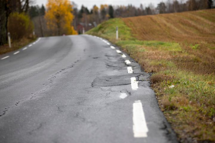 NAF mener det må brukes mer penger på vedlikehold av fylkesvei. I Agder vil forfallet koste 8,01 milliarder kroner å utbedre.