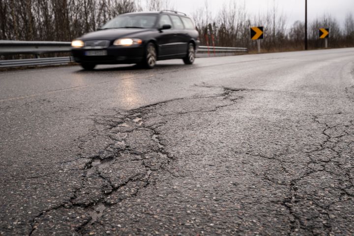 NAF mener det må brukes mer penger på vedlikehold av fylkesveiene. i Trøndelag vil det koste 8,23 milliarder kroner å utbedre veiforfallet