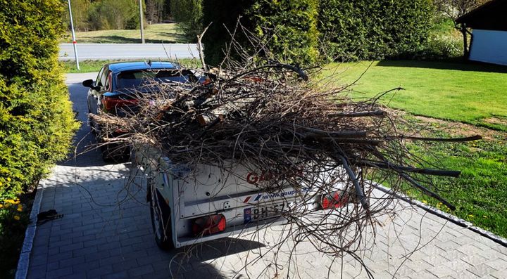 Det er viktig å tenke at lasten ikke skal forskyve seg i noen retning. Har du bare tatt stropper rundt lasten i sideretningen, hjelper ikke de om lasten blir trykket forover.