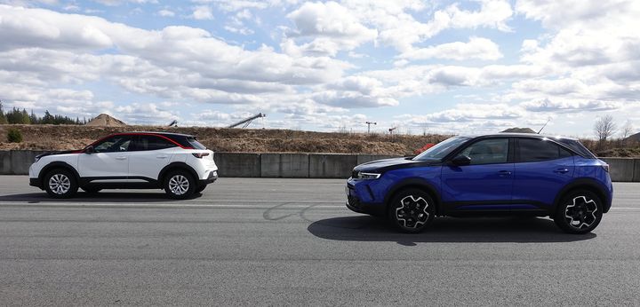 En og en halv billengde, eller syv meter, skiller stopppengden på den blå bilen med sommerdekk og den hvite med vinterdekk i 12 varmegrader og tørr asfalt.