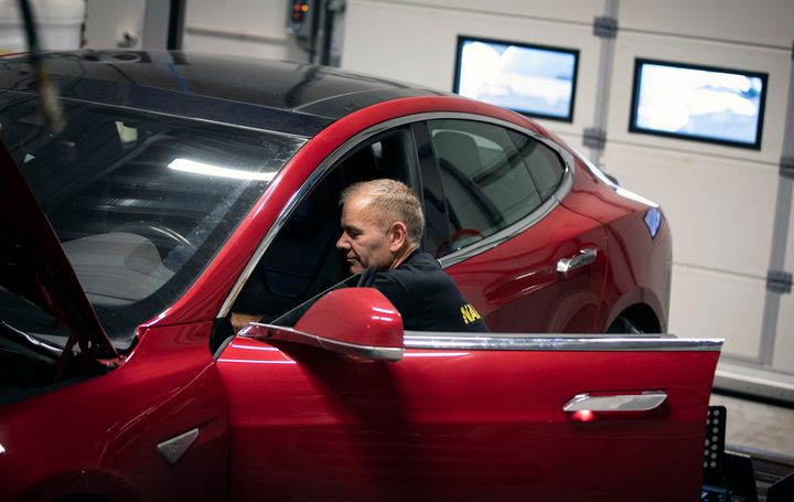 Selv om batteritestene NAF har gjennomført viser at batteriene i elbiler holder seg godt, er det lurt å få sjekket batteriet om du skal kjøpe en brukt elbil.