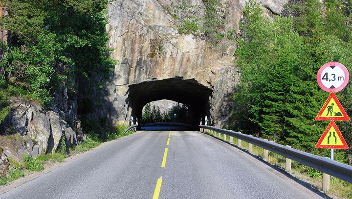 Veiarbeid møter man hyppig langs norske sommerveier. NAF ber bilistene om å ta det litt ekstra med ro i områder med veiarbeid. (FOTO: Colourbox)