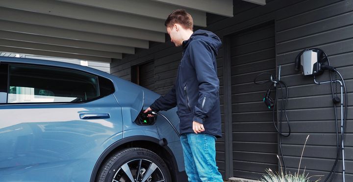Trekk ut ladekabelen om du skal på ferie og ikke skal bruke bilen, da er du også sikret dersom det skulle bli tordenvær - og batteriet klarer helt fint å stå uten lading i noen uker.