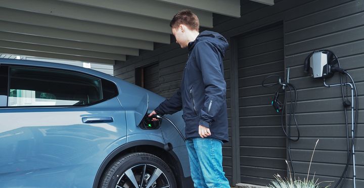 Det er lurt å koble fra laderen mens tordenværet pågår. Da sikrer du deg helt for potensielle skader på bilens elektronikk.