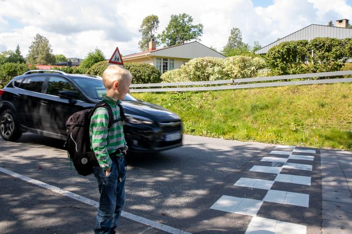 Barn oppfatter ikke fart og avstand på samme måte som voksne. Senk farten for skolebarna, oppfordrer NAF.