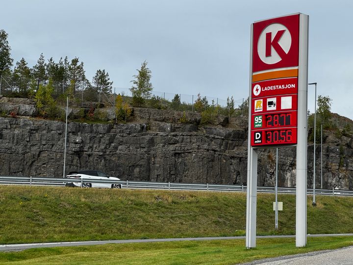 Bilde av prismast fra bensinstasjon som viser at diesel koster over 30 kroner literen