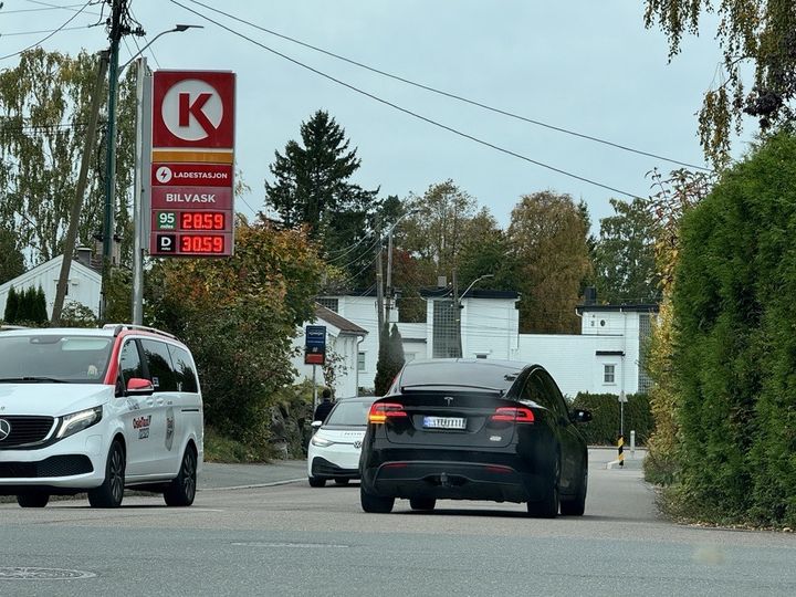 Bilde av prismast ved bensinstasjon