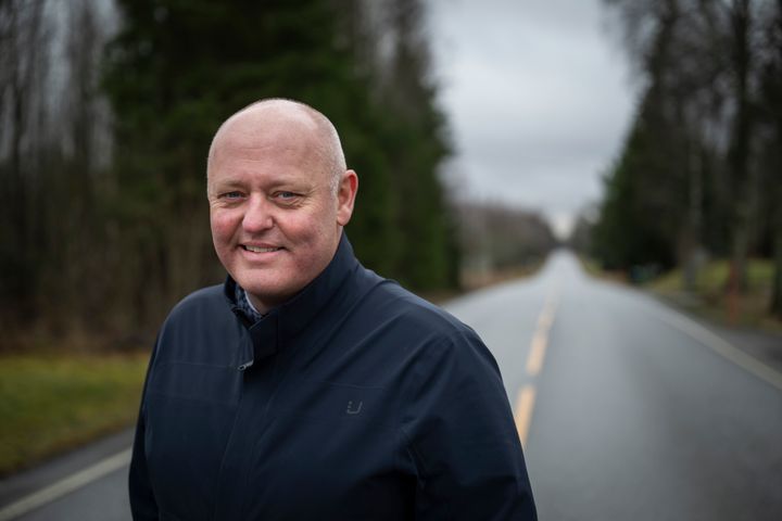 Bilde av Stig Skjøstad ved en vei