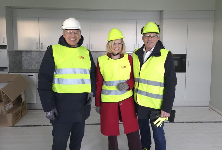 Bilde av minister for høyere utdanning, Sigrun Aasland, kommunalminister Bjørnar Skjæran og husbankdirektør Jan Hjelle.