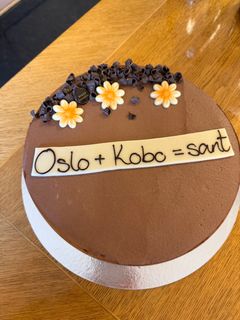 Bilde av kaken fra feiringen av avtalesigneringen. Teksten på kaken sier Oslo + Kobo = sant.