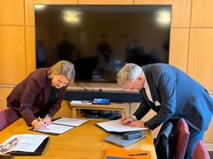Bilde av Ferskaug og Hjelle som signerer samarbeidsavtalen.