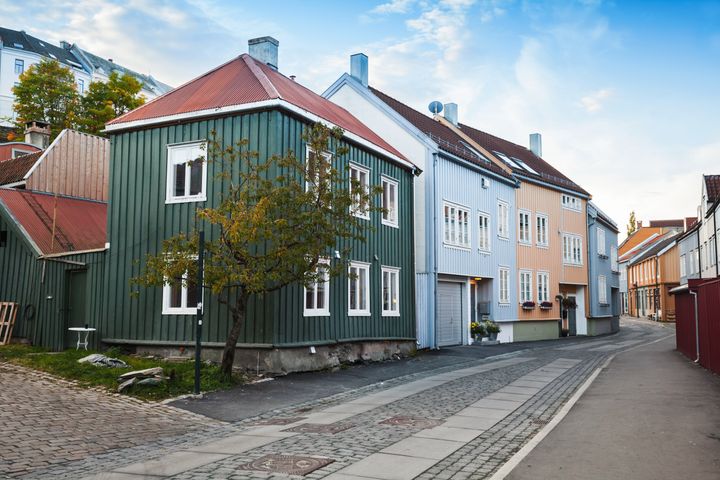 Bilde av bygate med hus.