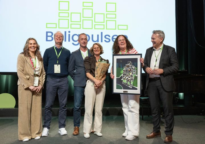 Boligprisen 2026 ble delt ut på Boligpulsen og gikk til Sarpsborg kommune. Fra venstre: Juryleder Gry Kongsli i Husbanken, Thomas Holter, Robin Brynildsen, Elisabeth Grønberg Langvik og Ida Dehlin-Moe fra Sarpsborg kommune, og adm. direktør Jan Hjelle i Husbanken.